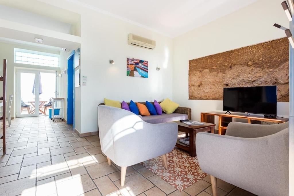 Refurbished Beachfront House, Pool, Ac, Wifi, Albufeira, Sea View エクステリア 写真